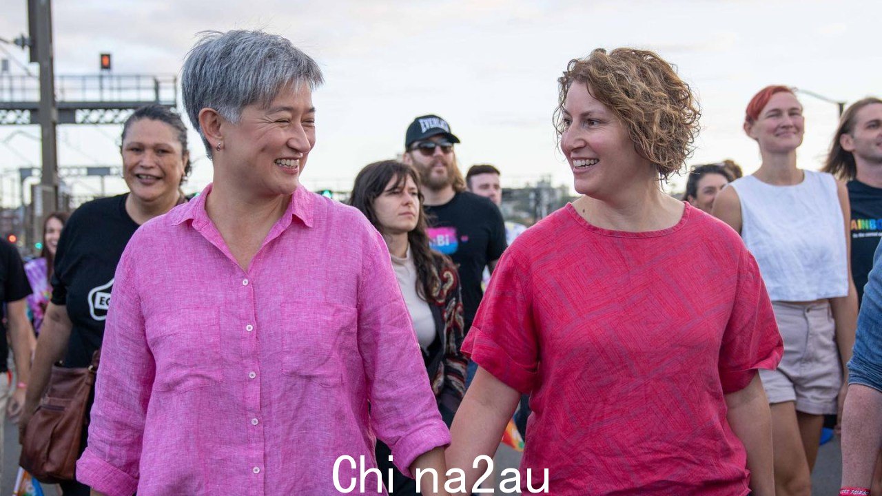 澳大利亚参议员 Penny Wong 与合作伙伴索菲·阿卢阿奇 (Sophie Allouache) 于悉尼骄傲游行,2023 年 2 月 5 日。图片:Facebook/Penny Wong。