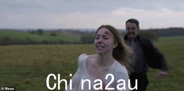 除了主演电影之外,斯威尼和她的未婚夫乔纳森·达维诺还担任了电影的两位制片人