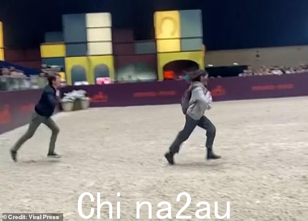 他们在巴黎活动期间跑到了擂台中央