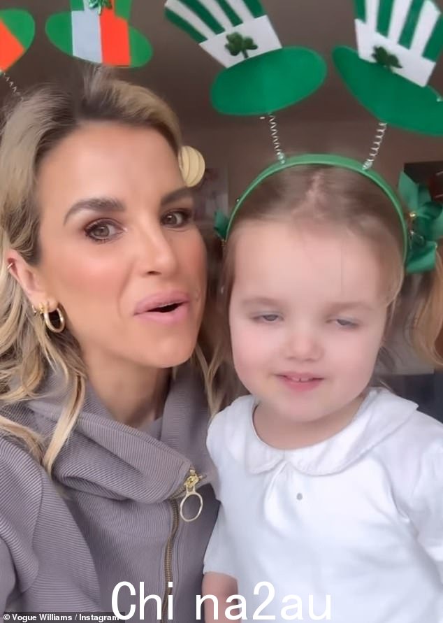 《Vogue Williams》教女儿三岁的女儿 Gigi 一些她的爱尔兰本土歌曲