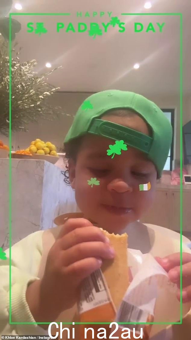 科勒·卡戴珊 (Khloe Kardashian),39 岁,在 Instagram 快拍视频中分享了她最喜欢的妖精儿子塔图姆 (Tatum) 近 20 个月大时咀嚼早餐的视频