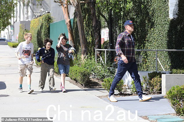 送完孩子和他们的朋友后,这对夫妇坐在场边观看了众星云集的湖人队比赛,他们在附近的一家比萨店享受了舒适的午餐约会