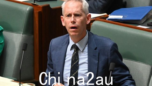 移民部长安德鲁·贾尔斯(Andrew Giles)周一对联盟党的主张作出回应,但没有直接回答有关问题可被释放的被拘留者人数。图片:NCA NewsWire / Martin Ollman