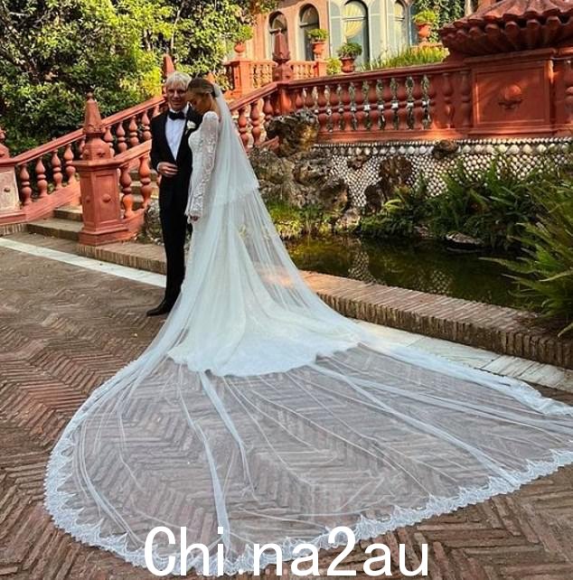 这对夫妇随后飞往西班牙,他们的主要婚礼于 2023 年 5 月在安达卢西亚索托格兰德最大的私人住宅开发区举行(如图)
