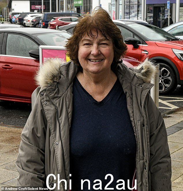 莱斯利·杜威 (Lesley Dewey),71 岁,说虽然她现在可以在环形交叉路口行驶 - 她理解为什么许多其他人遇到麻烦