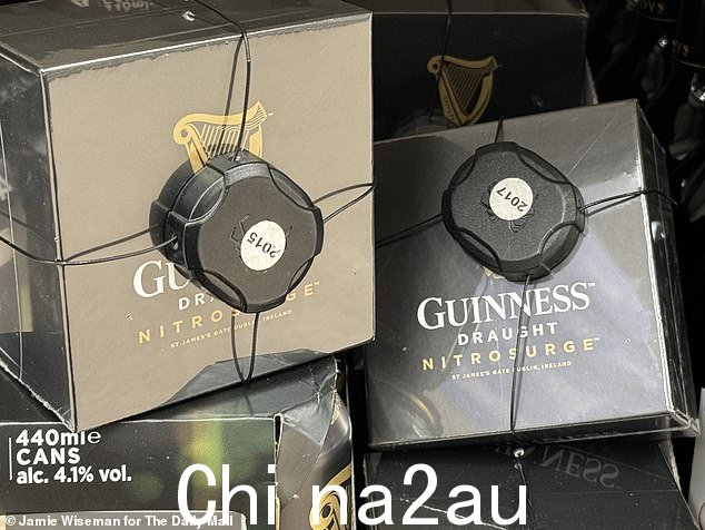 图片显示电池供电设备周围包裹着黑色标签,承诺“创造标志性的吉尼斯激增”