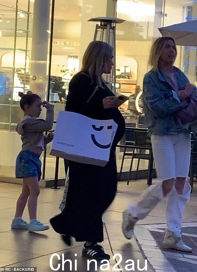 这位前迪士尼明星在购物途中被发现时已经在 Nordstrom 购物,而最小的女儿 Mae 紧随其后
