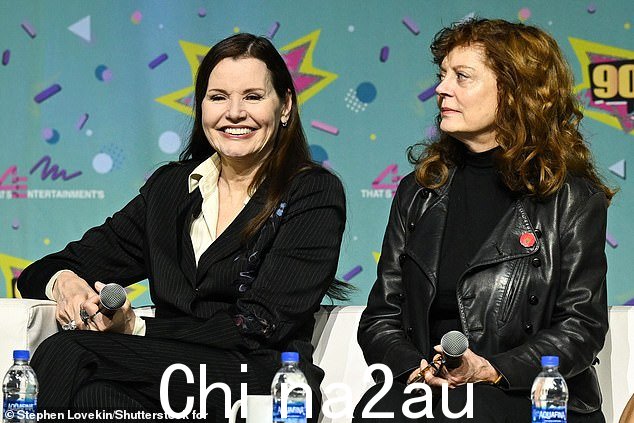 萨兰登和戴维斯并肩坐在座谈会上发言,距离他们一起主演雷德利·斯科特 1991 年的经典女权主义公路电影已有 33 年了