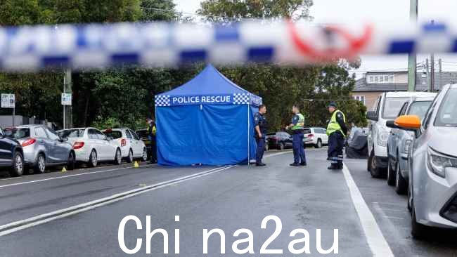 警方在弗莱彻街 (Fletcher Street) 附近建立了犯罪现场邦迪 (Bondi) 和塔玛拉马 (Tamarama) 交界处席尔瓦街 (Silva Street) 的一角。图片来源:Max Mason-Hubers/News Corp Australia
