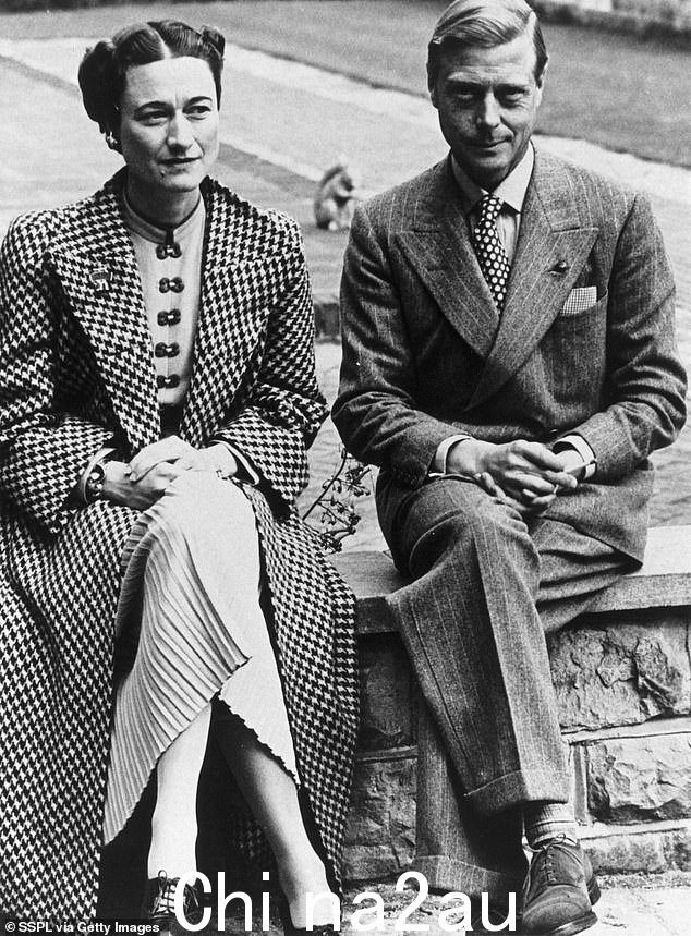 温莎公爵和公爵夫人于 1939 年在英国合影,即他退位三年后