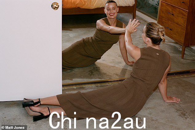 在另一张照片中,她换上了棕色米达西连衣裙,在镜子前嬉戏