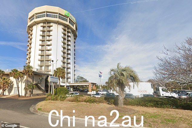 周六,巴尼特被发现死在查尔斯顿假日酒店停车场的卡车内,如上图所示