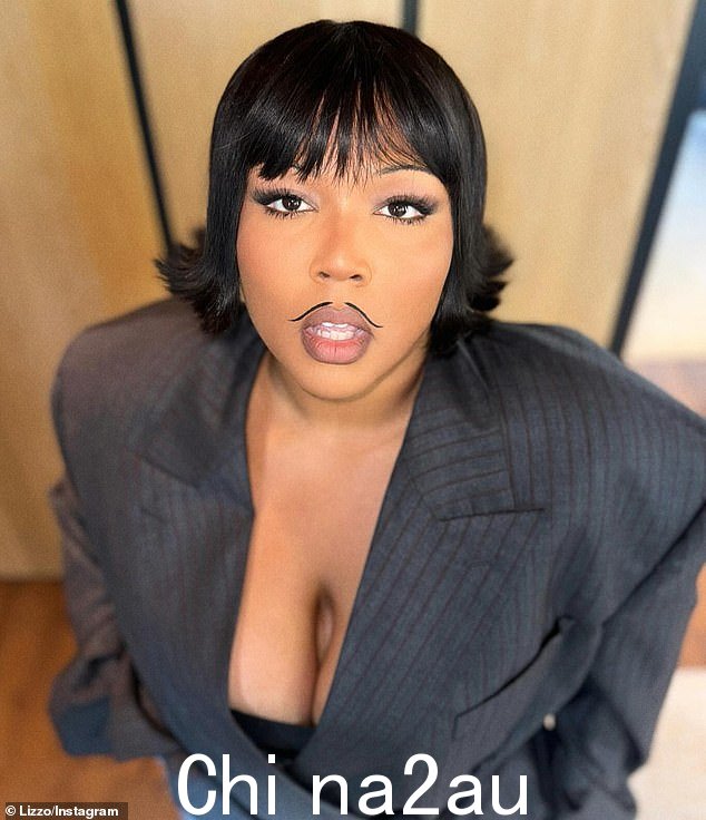 Lizzo 通过在 Monda 帐户上分享帖子,向 1220 万 Instagram 粉丝展示了全新的外观