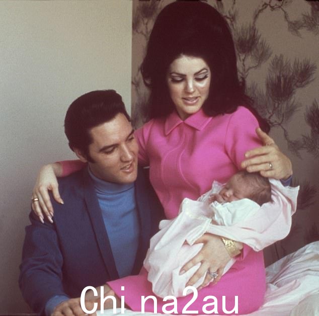 九个月后,这对夫妇迎来了女儿丽莎·玛丽(Lisa Marie)(1968 年 2 月在孟菲斯拍摄)