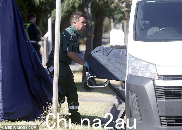 随后看到医护人员将男子的尸体从现场移走