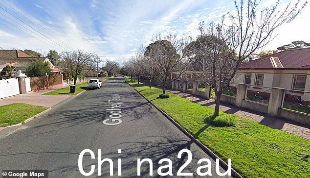 这封信被留在阿德莱德利布鲁克戈弗雷露台的一辆车上(如图),并猛烈抨击司机抢走了园丁和清洁工的停车位