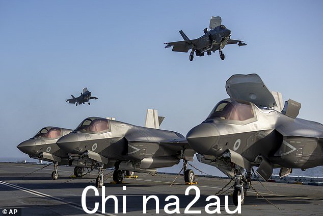 F-35B 闪电战机在皇家海军威尔士亲王号航空母舰的飞行甲板上,准备参加冷战以来最大规模的北约演习War