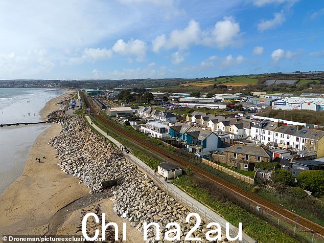 这块 0.12 英亩的地块位于海滩上方,价格是长石一居室公寓价格的 10%