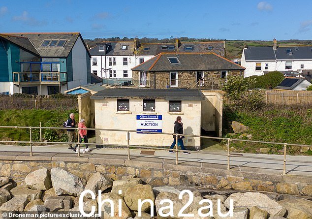 前公厕是康沃尔郡最便宜的海滨房产,拍卖指导价为 20,000 英镑