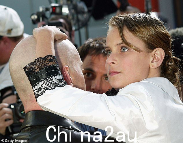 她第一次公开谈论此事,称她是在“今年夏天”被诊断出来的。 2004 年,她和父亲合影。在视频中,她揉着他的头,摆弄着他的耳朵
