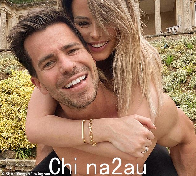一月份,Rhian 透露她正在怀孕,因为她承认生一个儿子“一直是我的梦想”