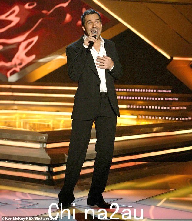 史蒂夫·布鲁克斯坦 (Steve Brookstein) 于 2004 年在西蒙·考威尔 (Simon Cowell) 的指导下赢得了《X Factor》首季冠军,他也毫不犹豫地批评了路易斯