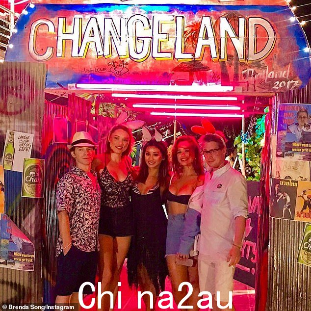 在 2019 年 Changeland 首映的一张合影中,私人情侣没有合影。 “两年前的今天,我去了泰国,和我最好的朋友一起制作了@changelandmovie。今天在影院和视频点播!!请检查一下!'她写道
