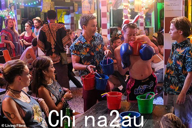 这对夫妇第一次见面是在 2013 年,当时卡尔金客串了由宋主演的情景喜剧《爸爸》。两人在出演由编剧、导演和主演的《爸爸》中的《Changeland》后相识并相爱。明星 Seth Green