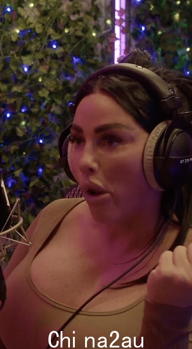 凯蒂·普莱斯 (Katie Price) 在接受《每日邮报》喜剧播客“直达评论”独家采访时,对因未付税款而第二次被宣布破产做出了反应!” class=