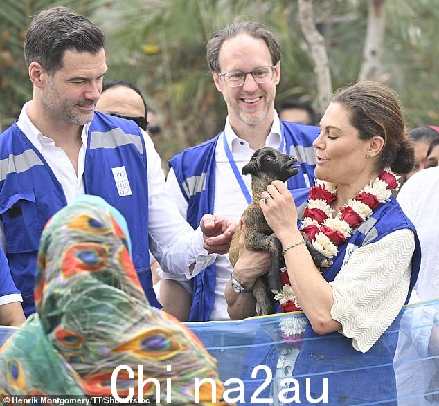 维多利亚追求自然妆容,她的黑发被挽成一个慵懒的发髻,手里拿着一只小山羊对着镜头微笑