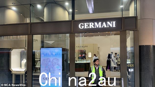 去年 1 月 19 日,警方接到报警来到 Germani 先生的商店,发现了他和另一个人呃,工作人员的手和腿被扎带绑住了