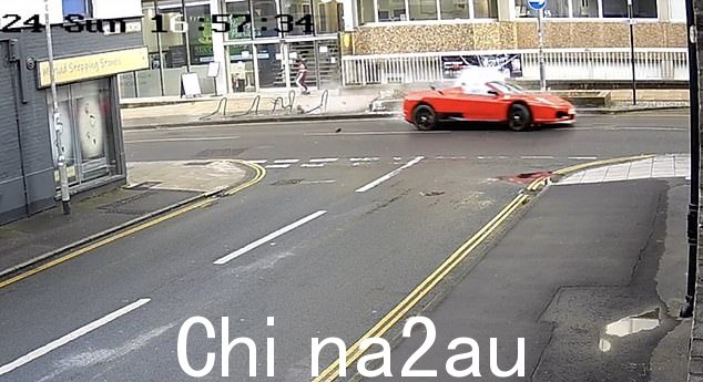 然后它转向道路的另一侧,再次爬上人行道,然后停在中间。事故发生在 3 月 17 日下午 5 点之前,发生在诺维奇的 Rose Lane