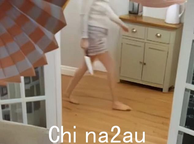 在一个片段中,斯宾塞拿着一把切肉刀走来走去,后来她把刀抵住了丈夫的喉咙