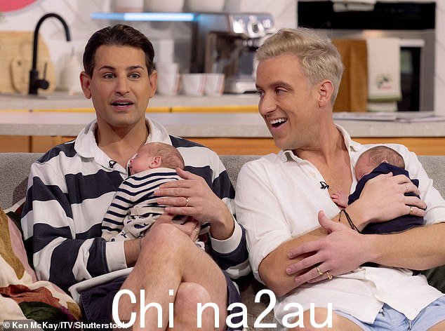 这对夫妇在八月通过代孕妈妈迎来了双胞胎阿波罗·马格努斯·奥比 (Apollo Magnus Obi) 和科西玛·艾米丽·贝克斯 (Cosima Emily Bex),并表示他们已经“长大”了,无法再穿“切尔西制造”(八月拍摄)