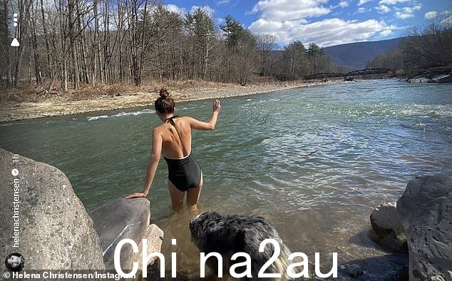 这位走秀常客在周一下午在她的 Instagram 帐户上分享的两张照片中选择了更加休闲的造型