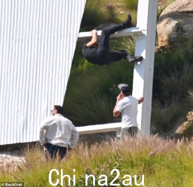 这位动作明星在拍摄奥运主题广告时被发现在著名的地标建筑上表演