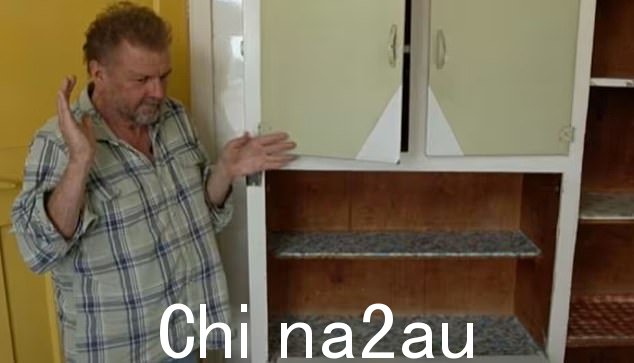 他走近一个绿色的厨房单元,他惊讶地发现,由于弹簧不再工作,它已经倒塌了