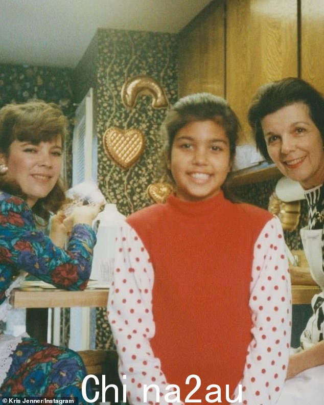 Kris 发布了一张凯伦与妈妈和年轻的考特尼·卡戴珊 (Kourtney Kardashian) 的照片