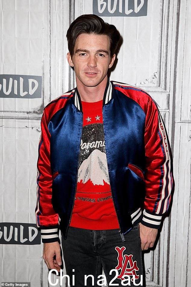 Drake Bell 点名了 Ned 的解密学校生存指南明星 Lindsay Shaw, Devon Werkheiser 和 Daniel Curtis Lee 拿他的虐待指控开玩笑;见于 2019 年