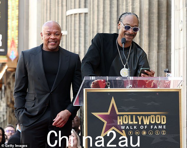 Snoop 和他的密友兼 Beats Electronics 联合创始人是演讲者之一,他们在 El Capitan 娱乐中心前向这位超级巨星致敬