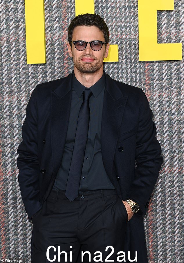 本周,另一位传闻明星西奥·詹姆斯 (Theo James) 称担任这一重要角色的前景“令人恐惧”,并坚称有“更适合这份工作的人”(如图所示)