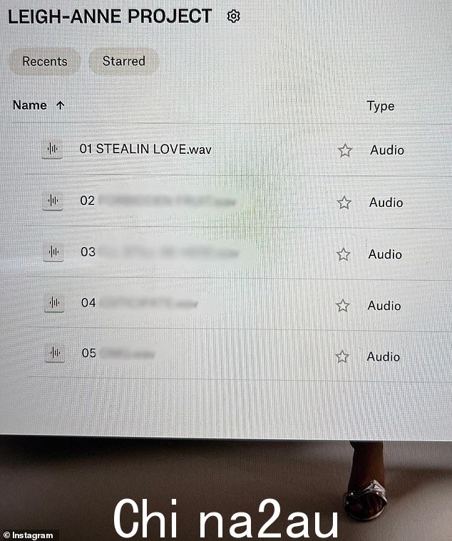 在工作室分享图片库,两个孩子的母亲分享了第一首歌曲叫做 Stealin Love