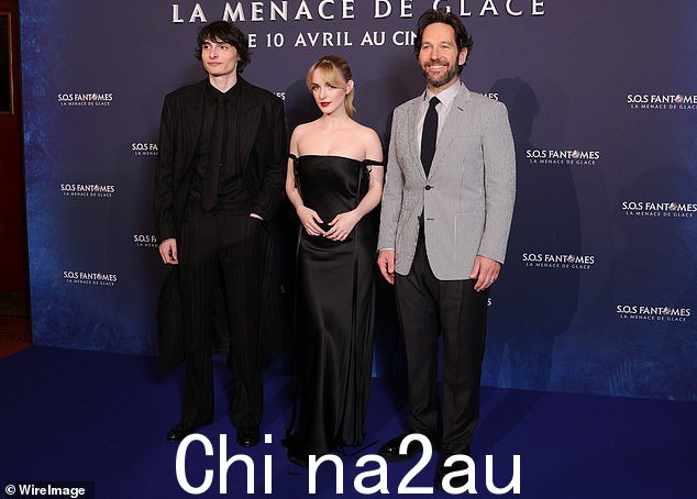 她的搭档芬恩·伍法德 (Finn Wolfhard) 和保罗·路德 (Paul Rudd) 站在地毯上,他们也各自展示了自己的精致造型