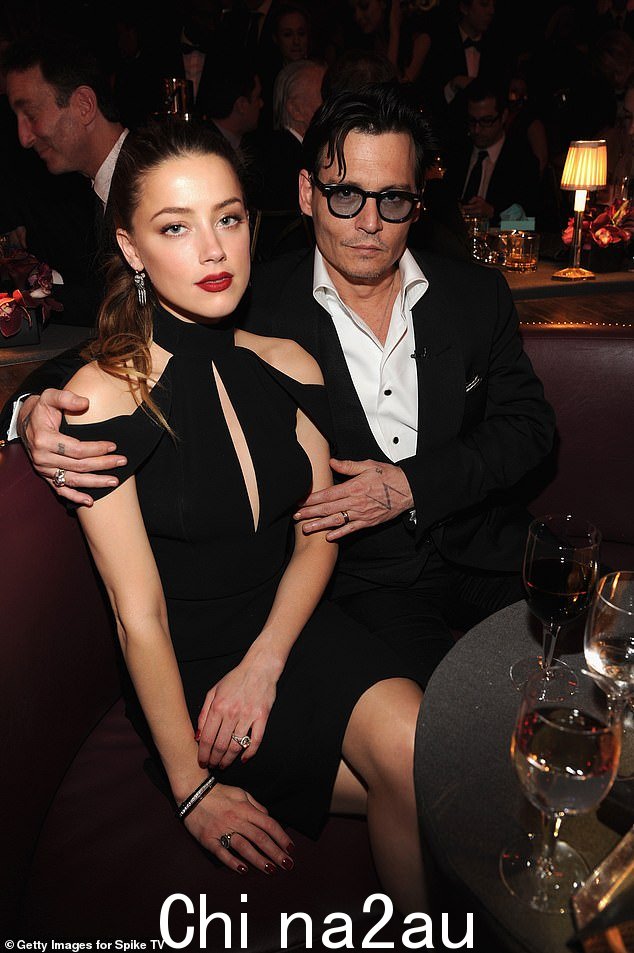 这些指控是在德普与 37 岁的前妻艾梅柏·希尔德 (Amber Heard) 进行诽谤审判两年后提出的,法庭上披露了他们混乱关系的细节;前两人出现在 2014 年