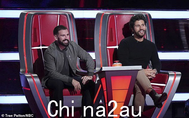 当 John 和 Dan +Shay 按下蜂鸣器偷走 Nadége 时,Nadége 正在说再见