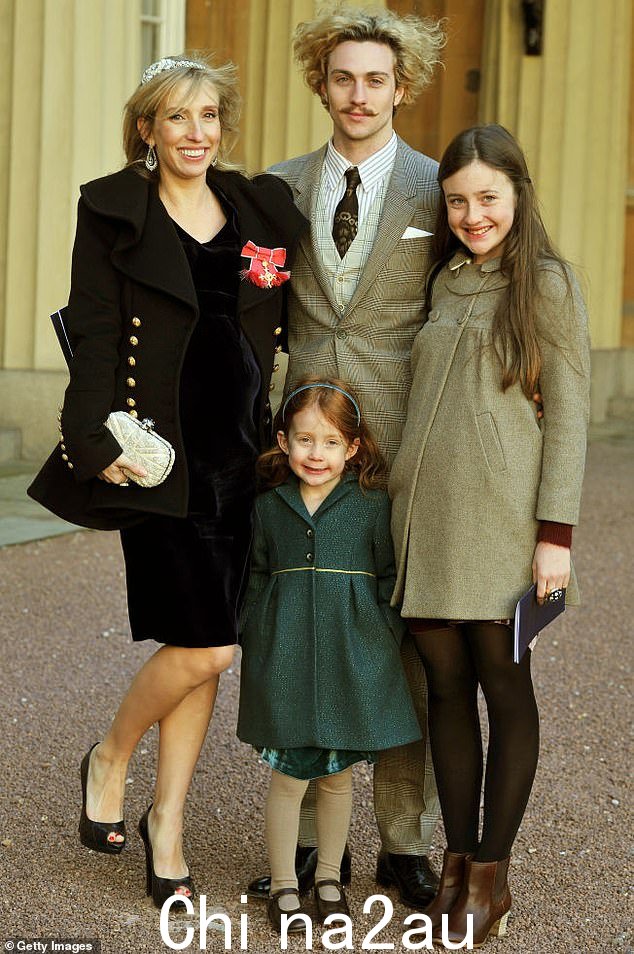 2011 年,Sam 怀着第三个孩子,戴着 OBE 奖章,旁边还有 Aaron 和她第一次婚姻的女儿 - Angelica(右)和 Jessie