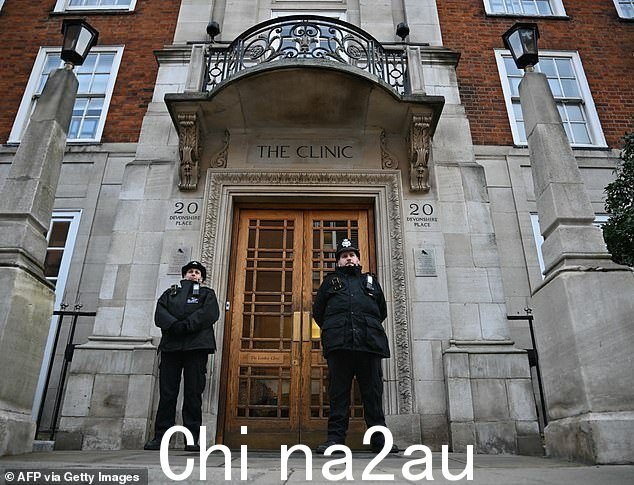 伦敦诊所于 1932 年首次开业,威尔士王妃接受腹部手术后在此接受治疗。上图:今天凯特接受治疗时,警察在医院外