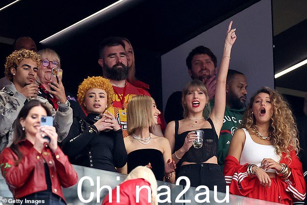 泰勒在二月中旬观看超级碗比赛时,据报道特拉维斯又花费了 100 万美元租了一间私人套房供她顶级奢华地观看比赛