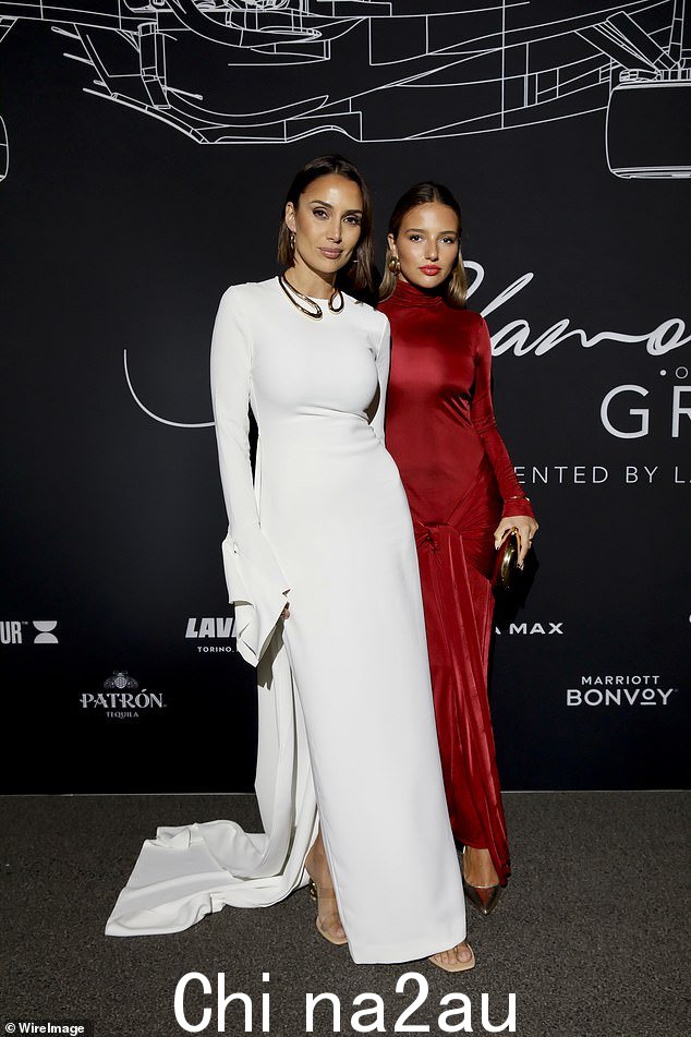 Snezana Wood 周三晚上与十几岁的女儿 Eve 一起参加墨尔本阿尔伯特公园赛道的 Glamour On The Grid 比赛,看起来非常年轻
