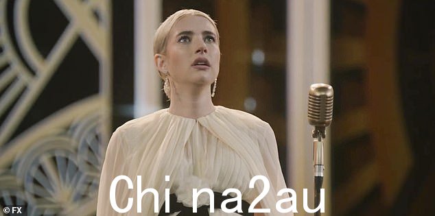 艾玛在舞台上穿着象牙色透明上衣,头发向后梳